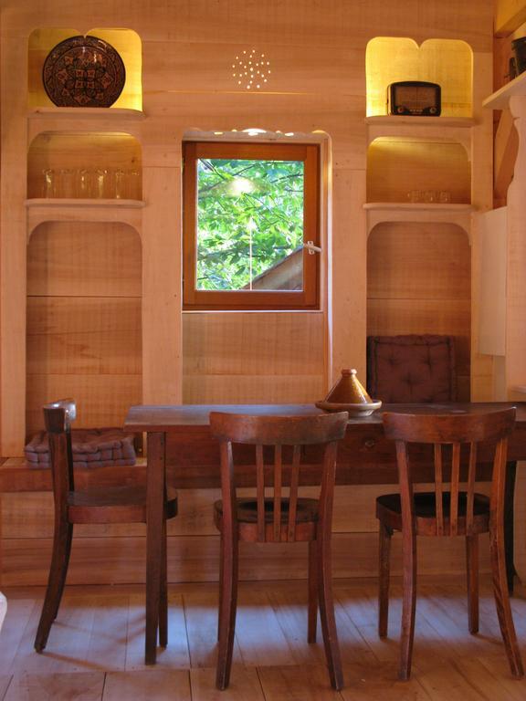 Les Cabanes Du Tertre Urval Ruang foto